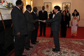 Ambassador Le Huy Hoang presents his credentials to Zimbabwe’s President Robert Mugabe (Source: Vietnamese Embassy)