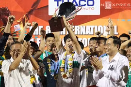 Hoang Anh Gia Lai-Arsenal-JMG U21's captain Nguyen Cong Phuong holds the champion cup of the International U-21 Football Tournament yesterday. (Photo vnexpress.net)