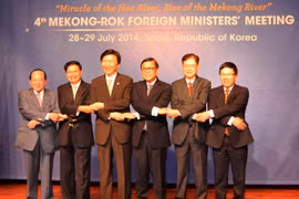 Foreign Minister Pham Binh Minh (first right) and other participants at the fourth meeting of the Mekong – Republic of Korea foreign ministers’ meeting in Seoul. Photo: VNA