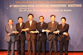Foreign Minister Pham Binh Minh (first right) and other participants at the fourth meeting of the Mekong – Republic of Korea foreign ministers’ meeting in Seoul. Photo: VNA
