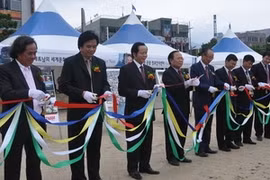 The ribbon-cutting ceremony for an exhibition entitled "Vietnamese cultural space" (Source: Vietnamplus)