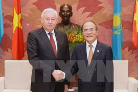 Kazakh Parliament’s Lower House Speaker Zhakupov Kabibolla Kabenovich (L) and National Assembly Chairman Nguyen Sinh Hung (Photo: VNA)