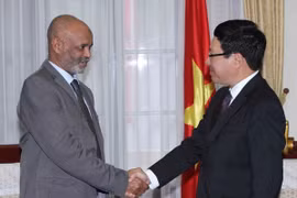 Deputy Prime Minister and Foreign Minister Pham Binh Minh (right); Sudanese State Minister for Foreign Affairs Kamal-Eddin Ismail Saeed (left) (Photo: VNA)