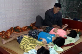A family in Tien Lang district, Hai Phong city has 4 kids who are victims of agent orange/dioxin (Photo: VNA)