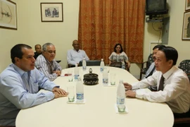 Overview of the talks between Prensa Latina President Luis Enrique Gonzalez and VNA Director General Nguyen Duc Loi. Photo: VNA