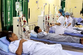 Patients run hemodialysis at Thai Nguyen Hospital. Many Vietnamese refuse to donate their body parts despite the huge demand in the country. (Photo: VNA)