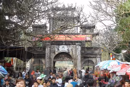 Visitors to the 2015 Huong (Perfume) Pagoda festival in Hanoi (Photo: VNA)