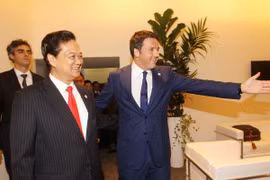PM meets with his Italian counterpart Matteo Renzi (R) (Photo: VNA)