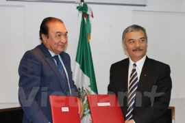 Deputy General Director of Vietnam News Agency Nguyen Hoai Duong (R); Notimex Director General Alejandro Ramos Esquivel (Photo: VNA)