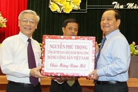 Party and State leaders pay Tet visits 