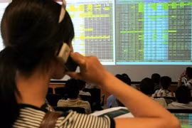 Stocks rose steadily yesterday on the two exchanges following a record reduction in petrol prices. This is the 13th cut so far this year. Photo: VNA