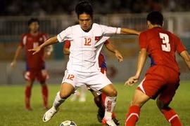 Nguyen Dinh Bao (white) is leading in goal scores (Source: giaoducthoidai.vn)