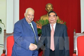 Politburo member and standing member of the Party Central Committee’s Secretariat Le Hong Anh (R) had a meeting with Vice President of the Palestine National Council Taysir Quba’a 
