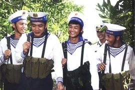 The photo Nguoi Linh Dao Sau Gio Huan Luyen (Island Soldiers after Training) by Do Viet Dung features young soldiers on the Spratly Islands who dedicated their lives to the country.