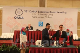 VNA General Director Nguyen Duc Loi (second, right) and Zulkefli Salleh, President of Bernama, sign a cooperation agreement (Photo: VNA)