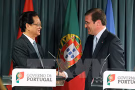 PM Nguyen Tan Dung (L) and PM Pedro Passos Coelho. Photo: VNA 