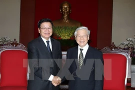 Party General Secretary Nguyen Phu Trong (R) and Lao Deputy Prime Minister and Foreign Minister Thongloun Sisoulith (Photo: VNA)