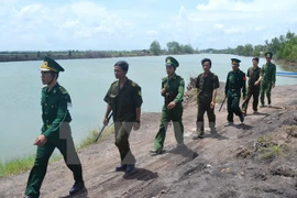 Border guards conduct a patrol along the Vietnam-Cambodia border section in Kien Giang province (Photo: VNA)