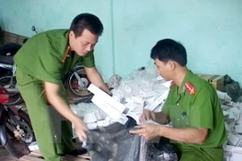 Police officers seize smuggled tobacco (Photo: VNA)