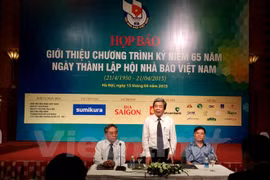 VJA Vice Standing Chairman Ha Minh Hue (C) spoke to the press. (Photo: Vietnamplus) 