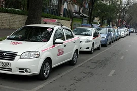 A line of taxicabs parked on the roadside of Ly Thuong Kiet street, Hanoi (Photo: VNA)