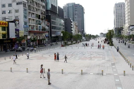 Nguyen Hue street becomes a pedestrian walkway. (Photo: VNA)