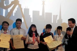Students receiving their prize (Photo: VNA)
