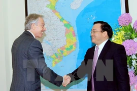 Deputy Prime Minister Hoang Trung Hai (R) welcomes former Prime Minister of the Great Britain and North Ireland Tony Blair (Photo: VNA)
