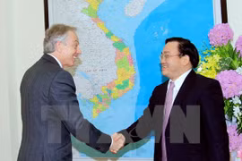 Deputy Prime Minister Hoang Trung Hai (R) welcomes former Prime Minister of the Great Britain and North Ireland Tony Blair (Photo: VNA)