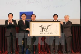 President Truong Tan Sang (first, left) presented gift for the Vietnam National University – Ho Chi Minh City. Photo: VNA