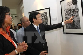State President visited AP’s first war photo exhibition. (Photo: VNA)