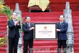 Deputy Prime Minister Nguyen Thien Nhan hands over the certificate recognising Lam Kinh historical site as the national special historical relic to leaders of Thanh Hoa province. Photo: VNA
