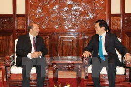 State President Truong Tan Sang (R) meets with Algerian Ambassador Mohamed Berrah (Photo: VNA)