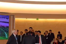 Delegates congratulate Deputy Prime Minister and Foreign Minister Pham Binh Minh after his March 3 speech at the UN Human Rights Council (Photo: VNA) 