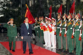 Viettel executives welcomed PM Nguyen Tan Dung (Photo: VNA)