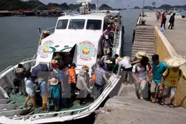 Tourists visit Cat Ba Island (Photo: VNA)