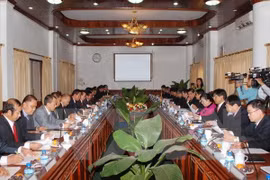 The talk between the Vietnamese delegation and its counterpart from the Lao Party Central Committee’s Inspection Commission and Government Inspectorate.(Photo: VNA)