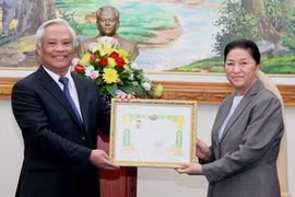 Lao NA Chairwoman presents the Friendship Order to the Vietnam Peace Committee (Source: VNA)