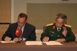 Deputy Defence Minister Lt. Gen. Nguyen Chi Vinh and US Deputy Assistant Secretary of Defence Robert Scher (Source: VNA)