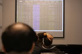 Investors follow transactions at Bao Viet Securities Company in Hanoi (Photo: VNA)