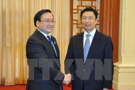 Deputy Prime Minister Hoang Trung Hai (L) and Chinese Vice President Li Yuanchao (Photo:VNA)