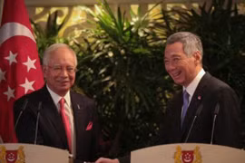 Singaporean PM Lee Hsien Loong and Malaysian PM Najib Razak at the press conference after their annual retreat in Singapore on May 5. (Photo: Today-Singapore)