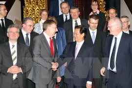 PM Nguyen Tan Dung (R) receives Chairman of the European Parliament’s International Trade Committee Bernd Lange (Photo: VNA)