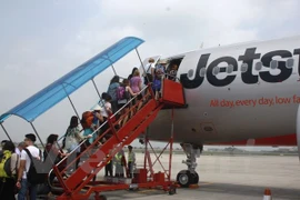 The first passengers on the flight Hanoi- Bangkok. (Photo: VNA)