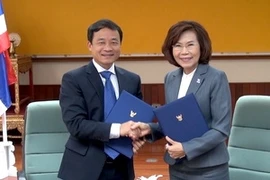 VNA's Deputy Director General Le Duy Truyen and PRD Deputy Director General Ampawan Charoenkul. Photo: VNA