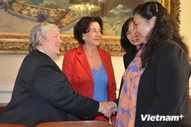 Vice President of the French Senate Jacqueline Gourault (left) receives NA Vice Chairwoman Tong Thi Phong (Photo: VietnamPlus)