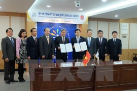 At the signing ceremony (Photo: VNA)