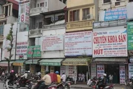 Municipal health authorities recently closed down about 110 of the clinics after inspections revealed many medical violations (Photo: vtv)