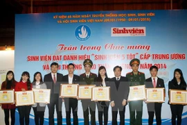 Awards were presented to outstanding students. (Source:VNA)