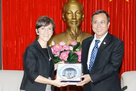 Italian Consul General Carlotta Colli (L) and Chairman of the Binh Duong People’s Committee Tran Van Nam. (Photo: baobinhduong.vn)